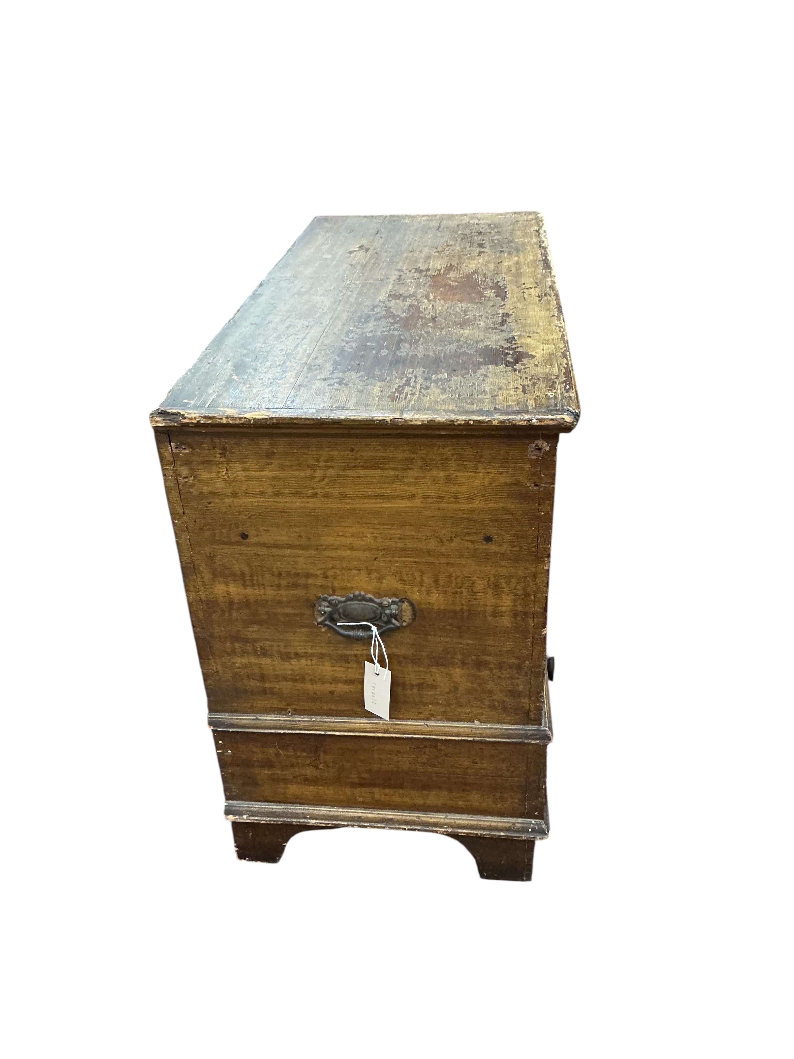 A small early 19th century pine mule chest with painted simulated grain, width 92cm, depth 41cm, height 67cm